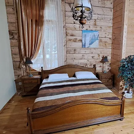 לינה וארוחת בוקר Juros Akis פלאנגה