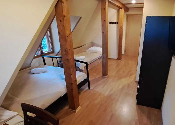 Juros Akis לינה וארוחת בוקר פלאנגה