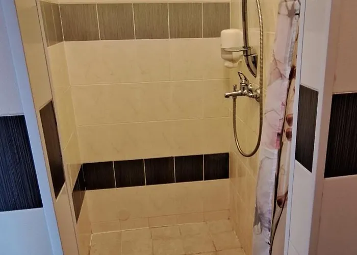 לינה וארוחת בוקר Juros Akis *