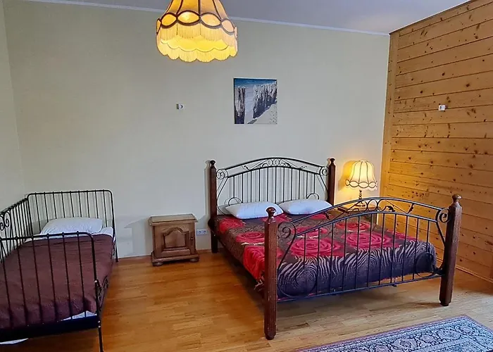 Juros Akis לינה וארוחת בוקר